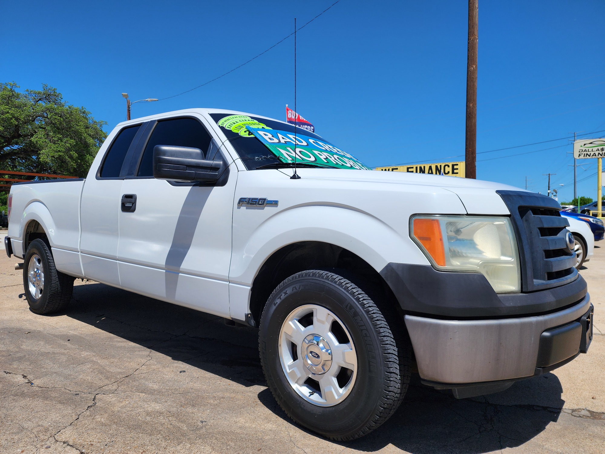 2011 WHITE Ford F-150 XLT SuperCab (1FTFX1CF4BF) with an 5.0L V8 engine, 4-Speed Automatic transmission, located at 2660 S.Garland Avenue, Garland, TX, 75041, (469) 298-3118, 32.885551, -96.655602 - Welcome to DallasAutos4Less, one of the Premier BUY HERE PAY HERE Dealers in the North Dallas Area. We specialize in financing to people with NO CREDIT or BAD CREDIT. We need proof of income, proof of residence, and a ID. Come buy your new car from us today!! This is a very well cared for 2011 FO - Photo #1